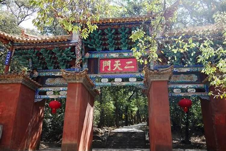 死人请道士先生是什么意思