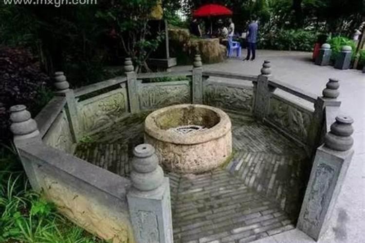 梦见爸爸跟别的女人睡