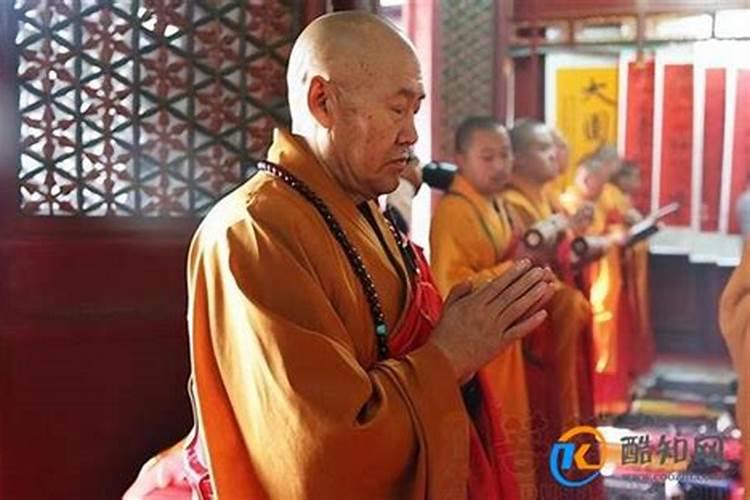 人死了请的和尚念经很急奶奶刚刚过世