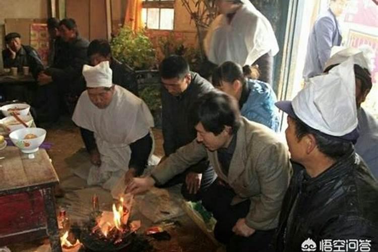 办理丧事必须要请和尚吗一般是不是请吹鼓手有的请一群和尚念经、有。？