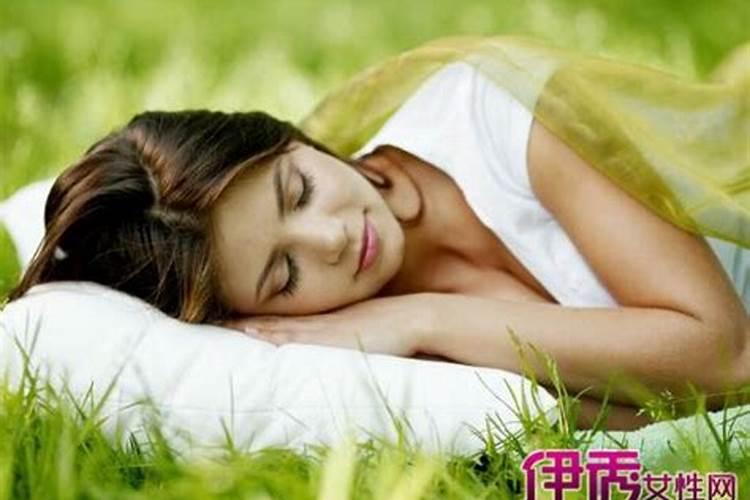 梦见死了的同事向我要饭吃是什么意思？