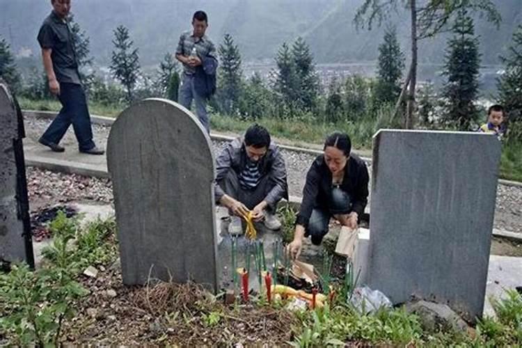 梦见给死去的亲人上坟