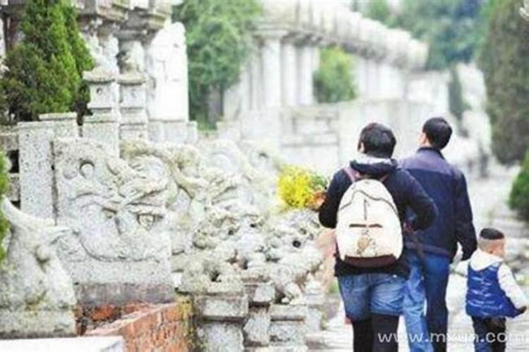 梦见在外公外婆坟前上香祭拜？