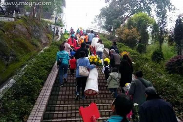 女人梦到上坟预示着什么