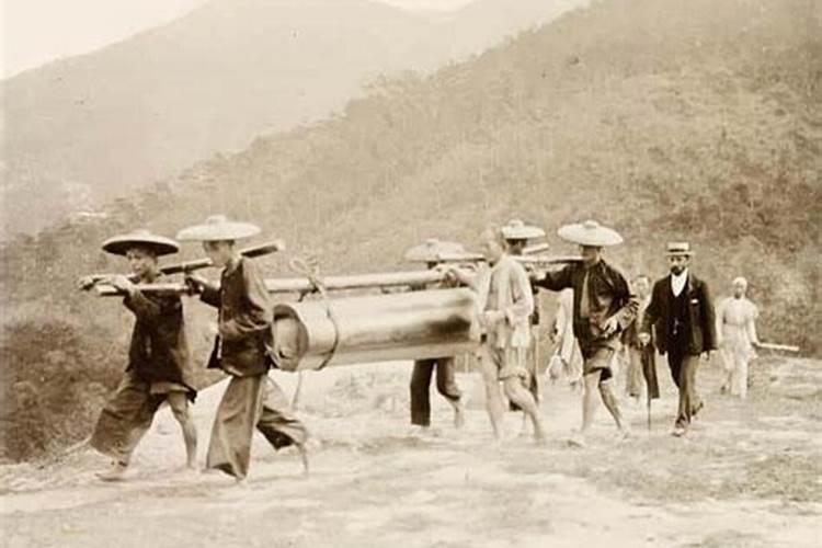 梦见棺材出殡时落地了是什么意思