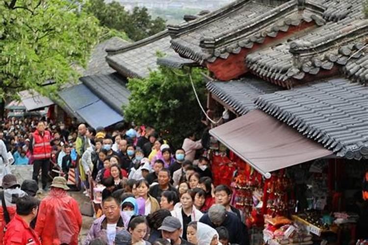 谁知道泰山上拜的“泰安奶奶”是哪路神仙啊？？？