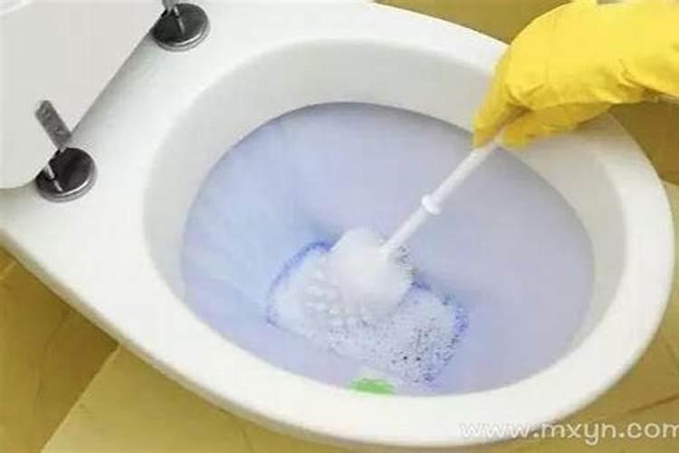 梦见马桶里有鱼冲水没有将鱼冲走