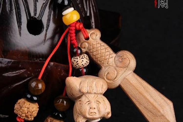 床上挂小人是什么意思？