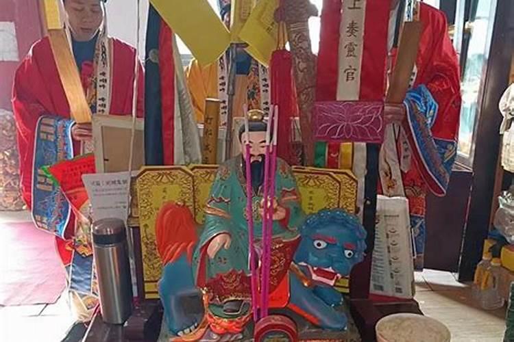 有一位出家道士让我出3000元做法式就能帮我改变命运是真的吗