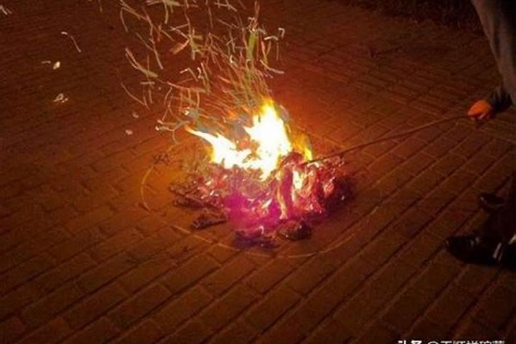 为什么说中元节烧纸钱必须在十字路口？