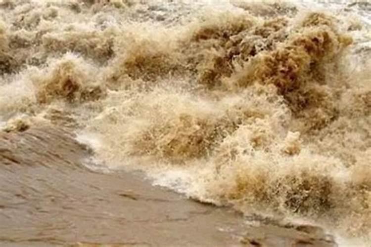 梦见高山洪水奔流而下是什么意思