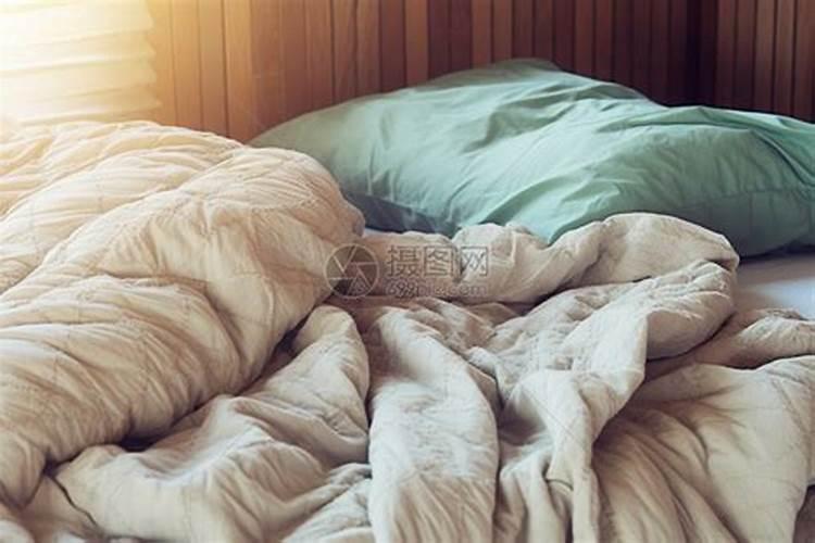 梦到房屋漏水,床上的被子被淋湿？