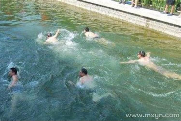 梦见很多人在水里游泳