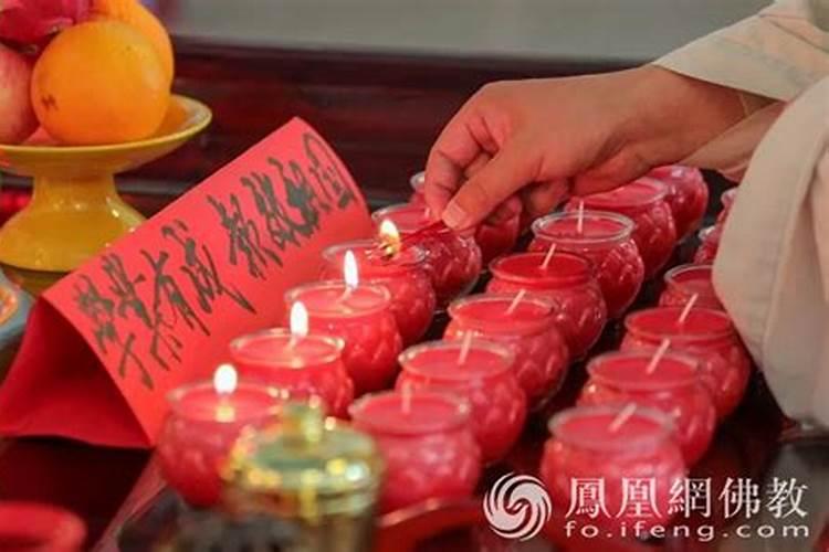 武汉出现在考点外家长为孩子烧香跪拜的的奇葩场景,家长这么做真的有...