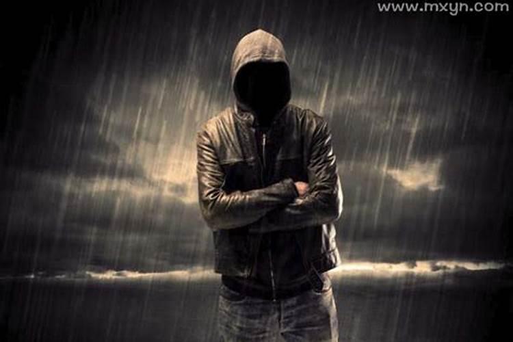 梦见陌生男人闯进我家,女人梦见有人破门而入