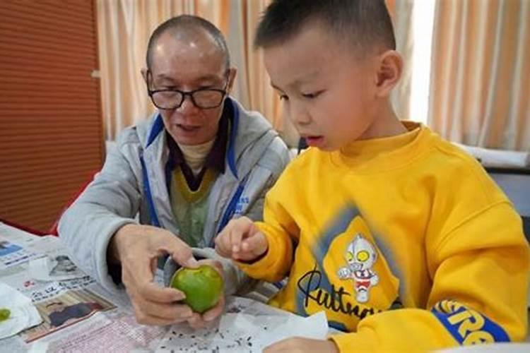 梦见手割了个大深口子是什么意思