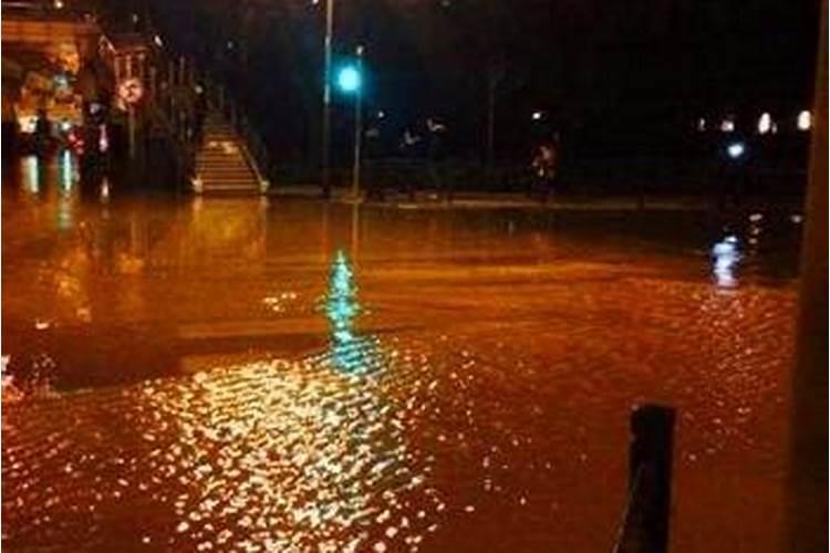 梦见大水挡住了去路是什么意思