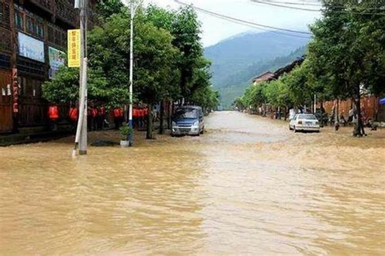 梦见洪水阻断河堤上的路的预兆