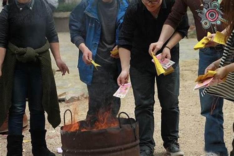 属蛇的戴什么防小人最好