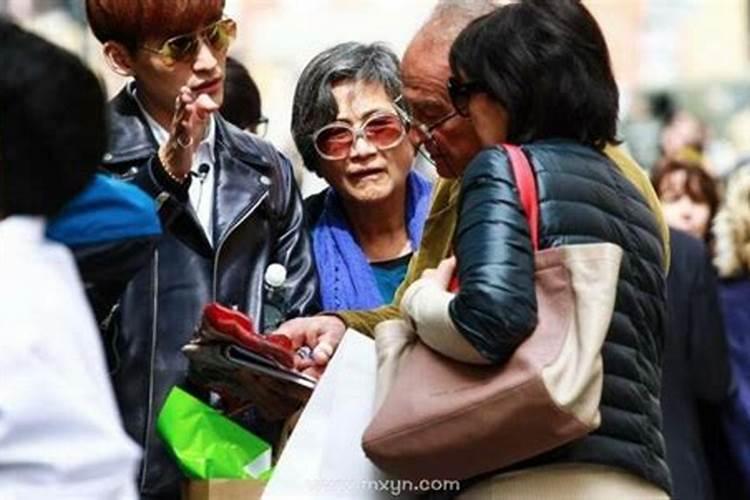东北拜年磕头过年为什么要磕头拜年