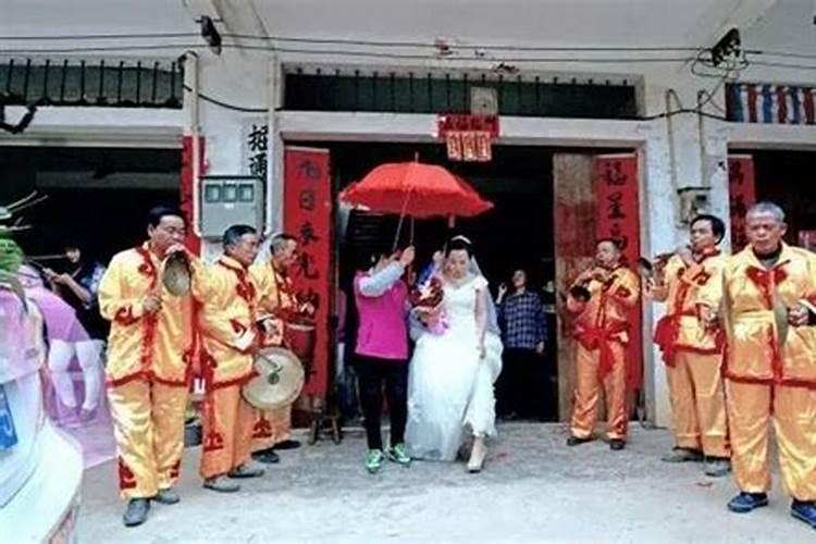 梦见女人主动亲的预兆