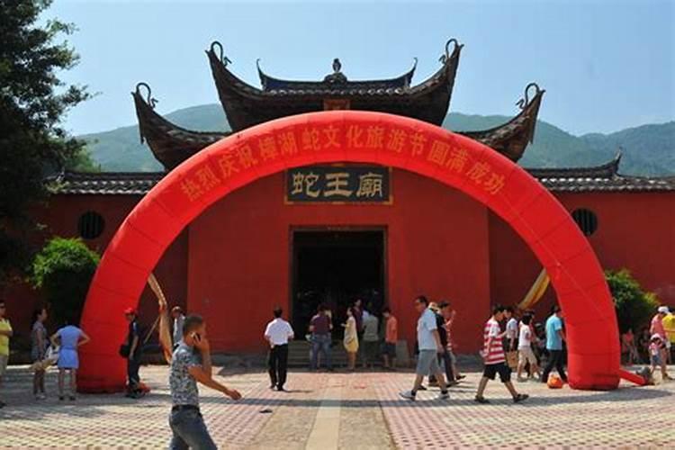 女生本命年戴什么转运,朱砂好还是玛瑙好