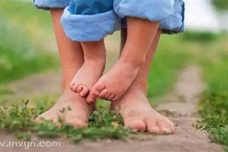 梦到自己裸着上身在路上跑代表什么？