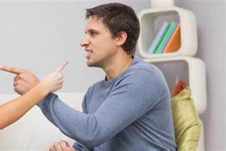 梦见仇人来我家,被我拉出门外？