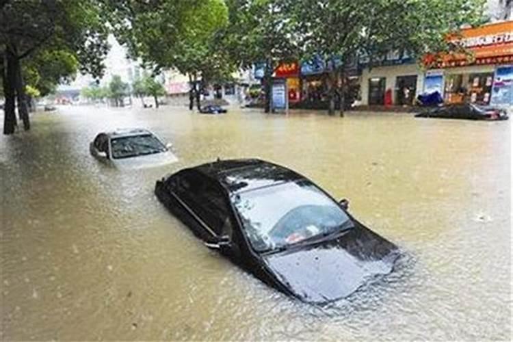 梦见下雨发大水淹房屋是什么意思