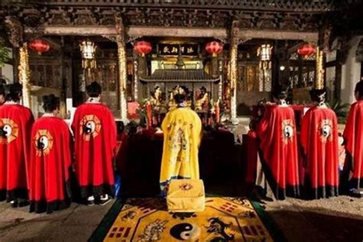 我想去寺院纪念已故亲人,应该如何做