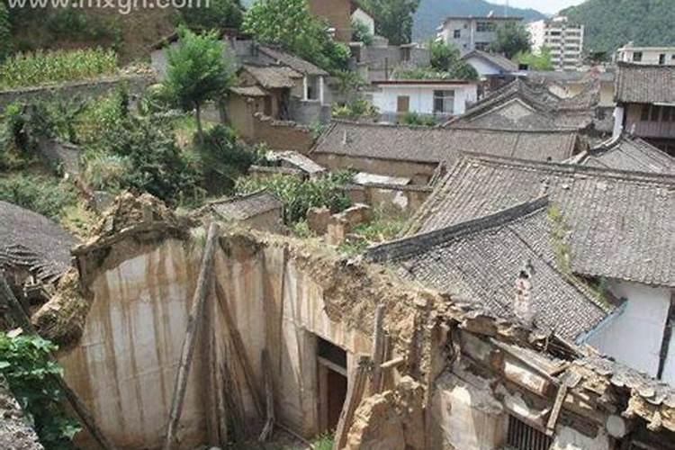 梦见老房子屋里屋外来了很多陌生人,意预着什么？
