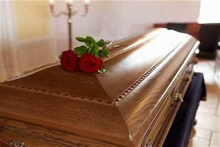 梦见棺材和死人抬到家里是什么意思？