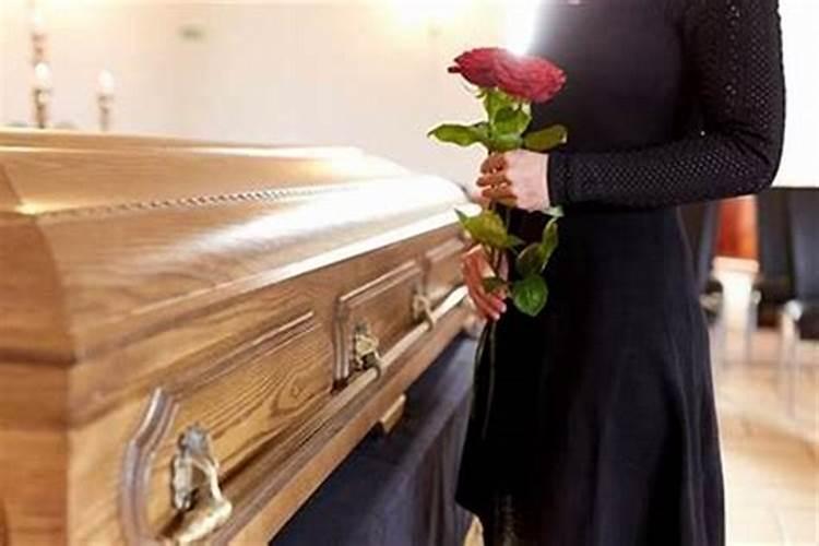 梦见棺材和死人抬到家里是什么意思