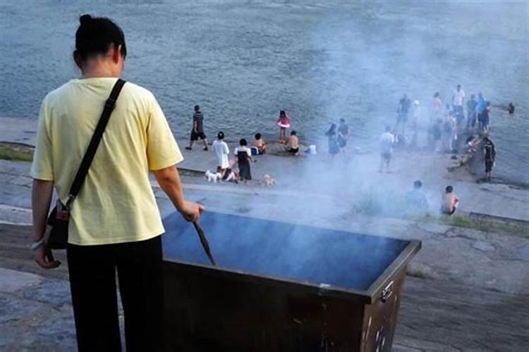 关于中元节焚烧钱纸造成的污染现象,要禁止烧纸钱吗？