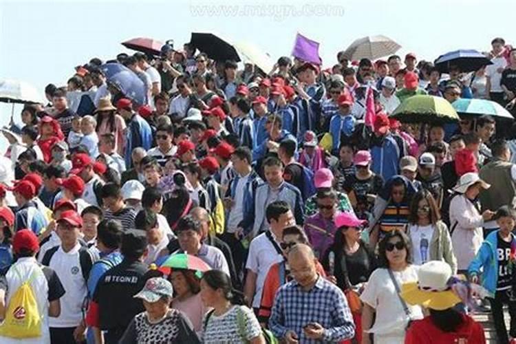 梦见路上遇到好多人