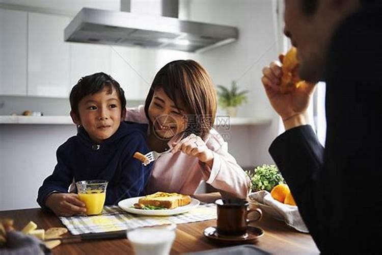梦见与家人一起吃饭是什么预兆