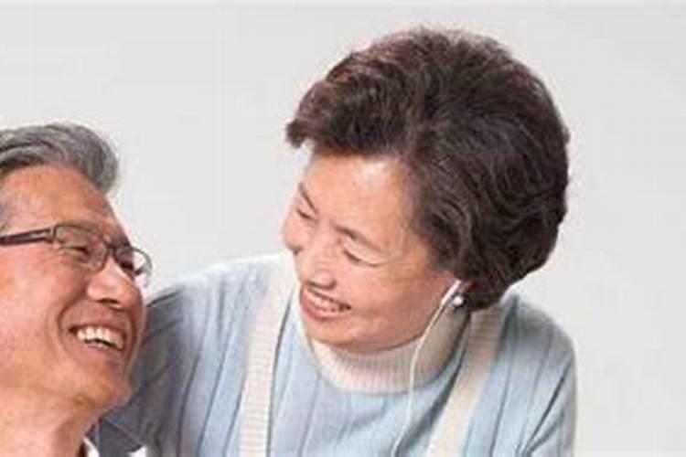 梦见已故的老人哭泣的预兆