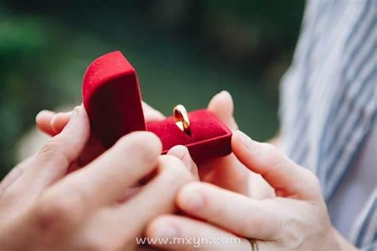 单身者梦见自己被求婚