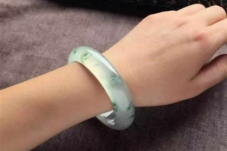 梦见自己摘下手镯的预兆