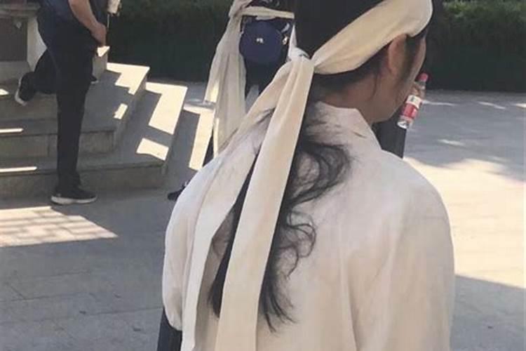 梦见已经过世的亲人出殡穿白孝的预兆