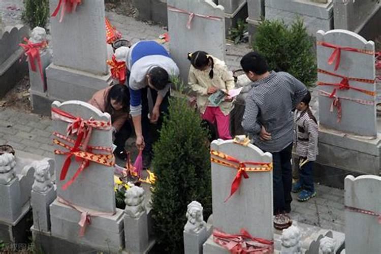 七月十五鬼节当天去墓地扫墓带供品吗？