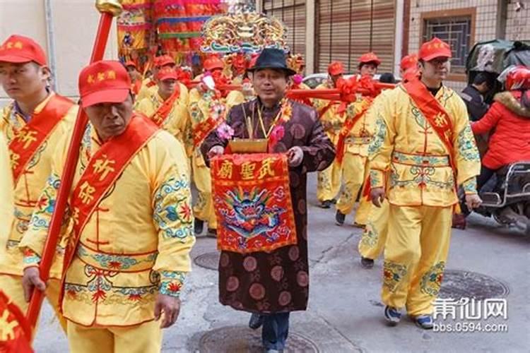 梦见前男友及其他家人一起吃饭
