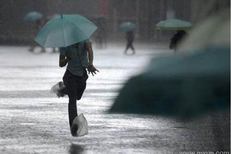 孕妇梦见被大雨淋湿是什么意思？