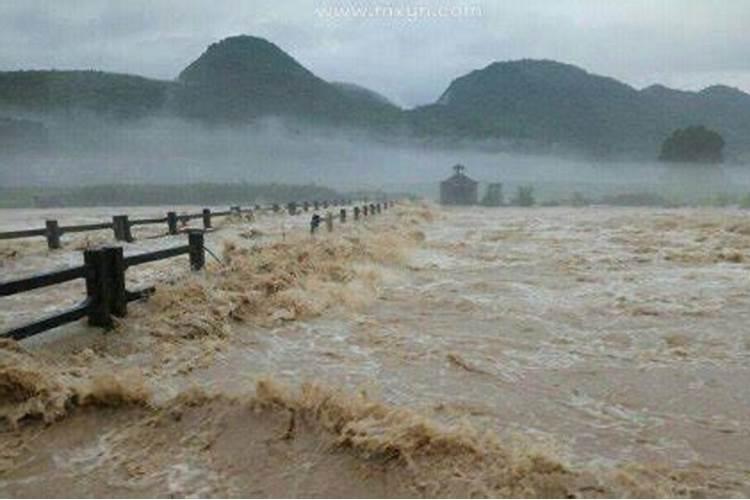 梦见高山洪水奔流而下是吉还是凶？