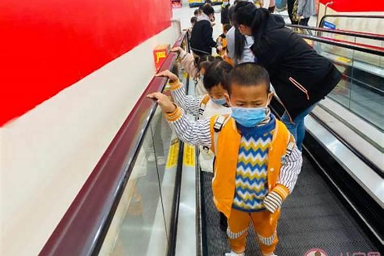 梦见自己跟一群小学生在一起的预兆
