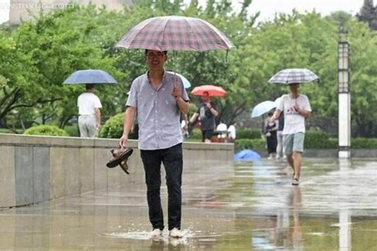 做梦手拉着儿子脚趟水走是啥意思？