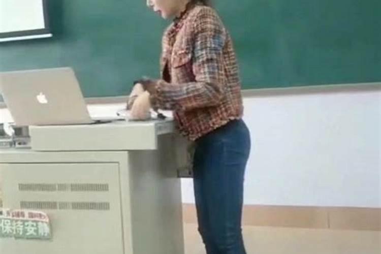 梦见漂亮的女人对我笑