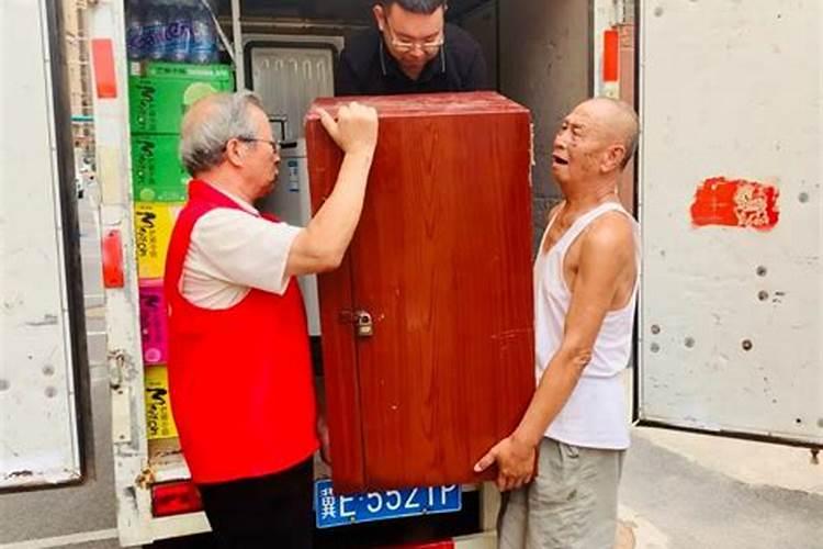 梦见老人搬家