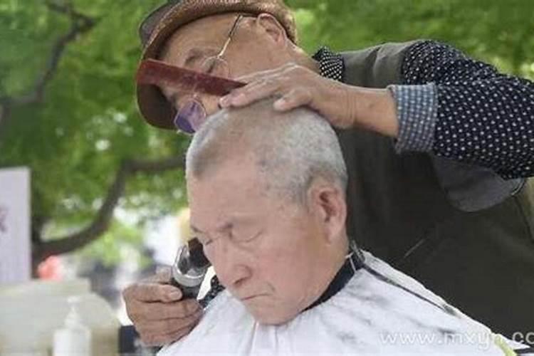 梦见手划破流血是什么意思？