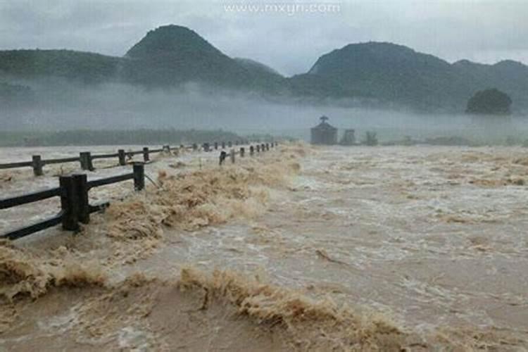 梦见河水突然上涨很快退去